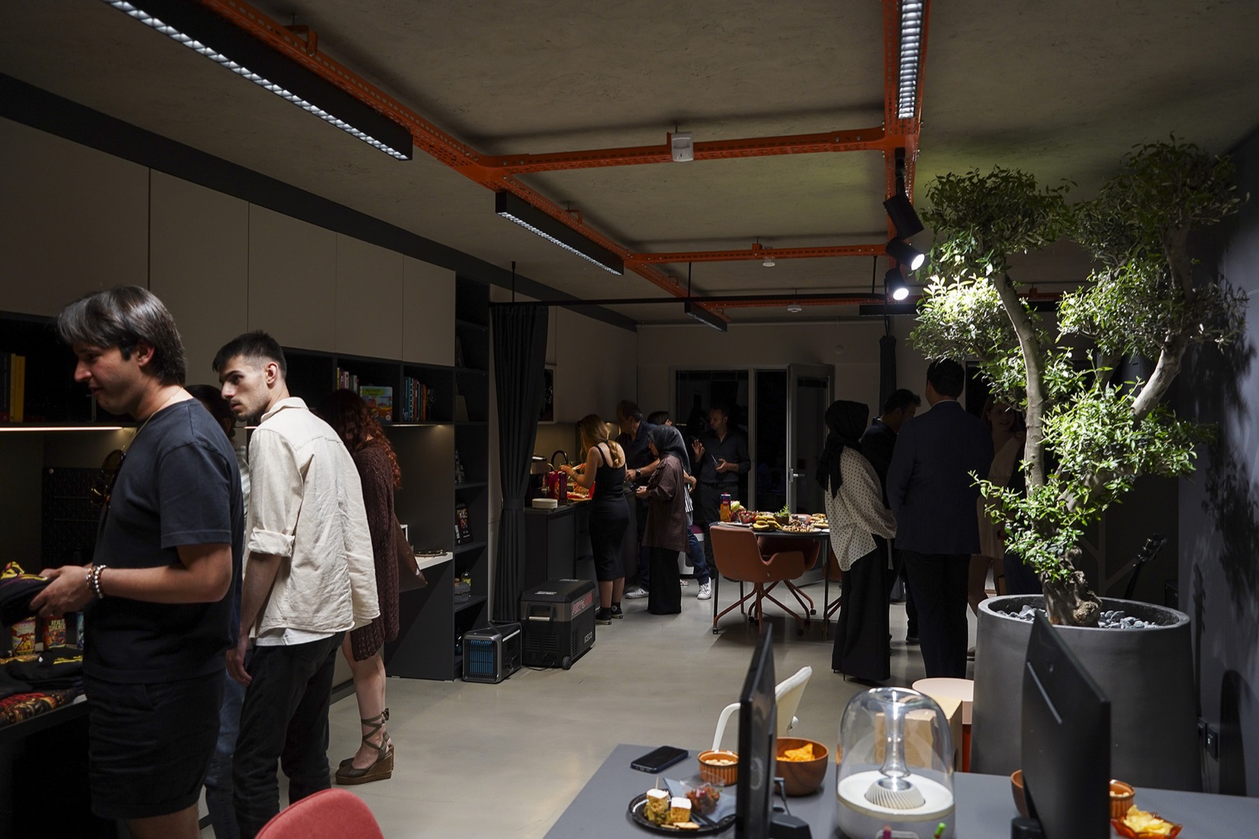 Gece: ortak odada sosyal etkinlik